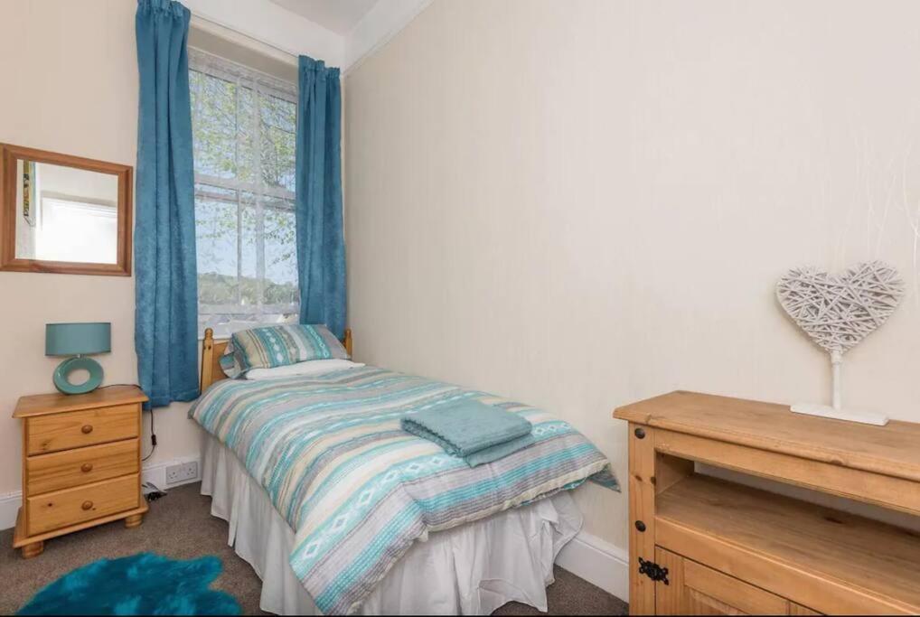 Bright 2 Bedroom Apartment Near Seafront Central 펜젠스 외부 사진