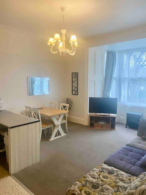 Bright 2 Bedroom Apartment Near Seafront Central 펜젠스 외부 사진