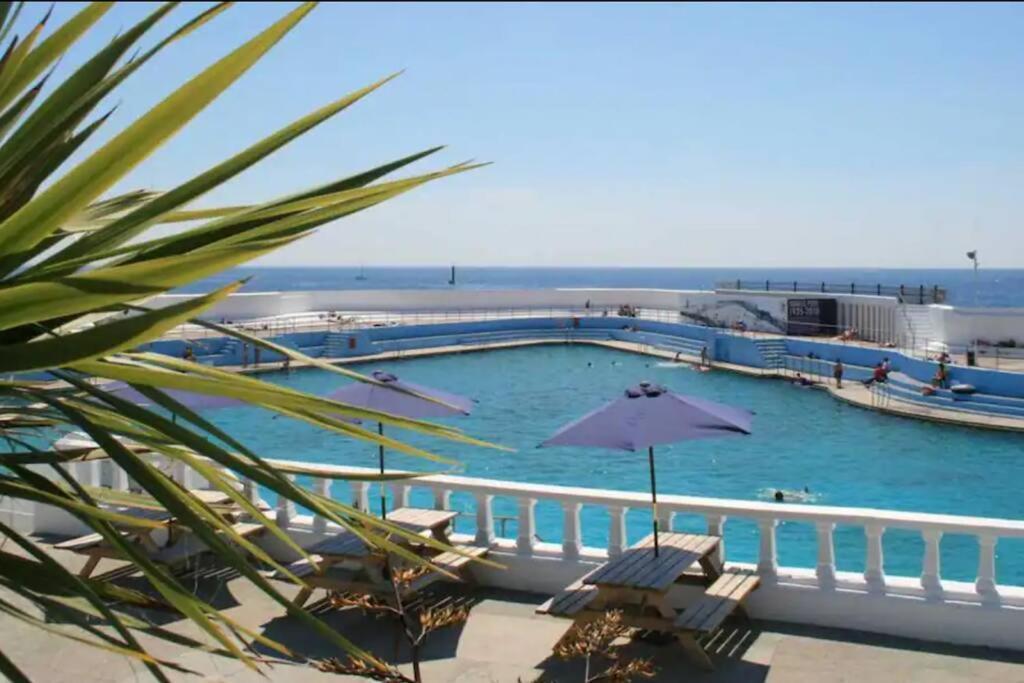 Bright 2 Bedroom Apartment Near Seafront Central 펜젠스 외부 사진